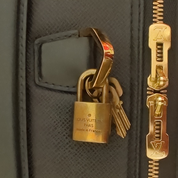 Louis Vuitton Pegase Taiga Leather Rolling Suitcase - Picture 4 of 16